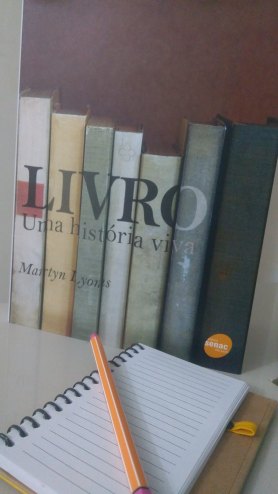 Fotografia colorida da capa da obra intitulada "Livro: uma história vida".