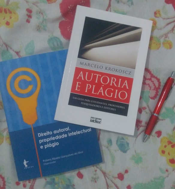 Foto das capas de livros sobre plágio.